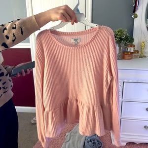 It’s a size xl in kids. Baby pink and babydoll style shirt. Knitted design.